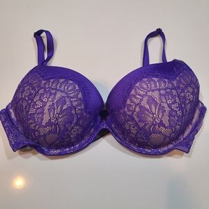 Victoria's Secret Very Sexy Lightly Lined Plunge Bra in Size 34D